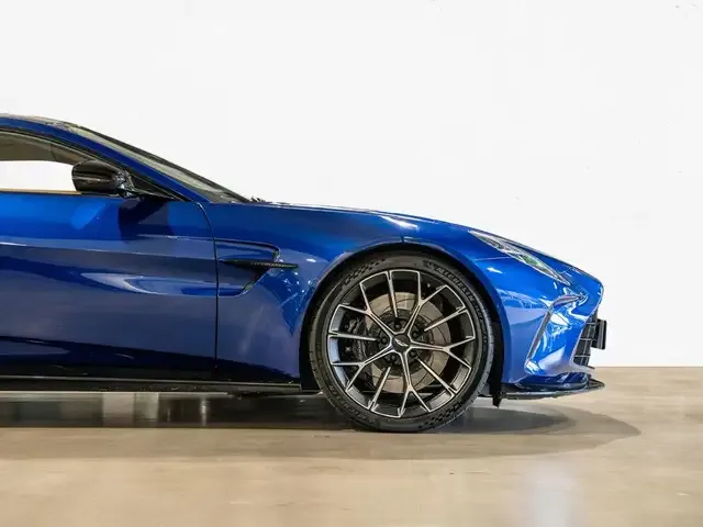 Aston Martin V8