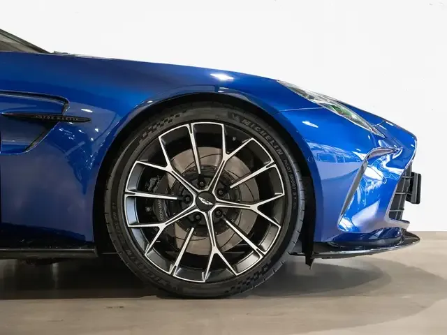 Aston Martin V8
