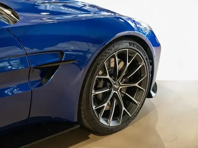 Aston Martin V8