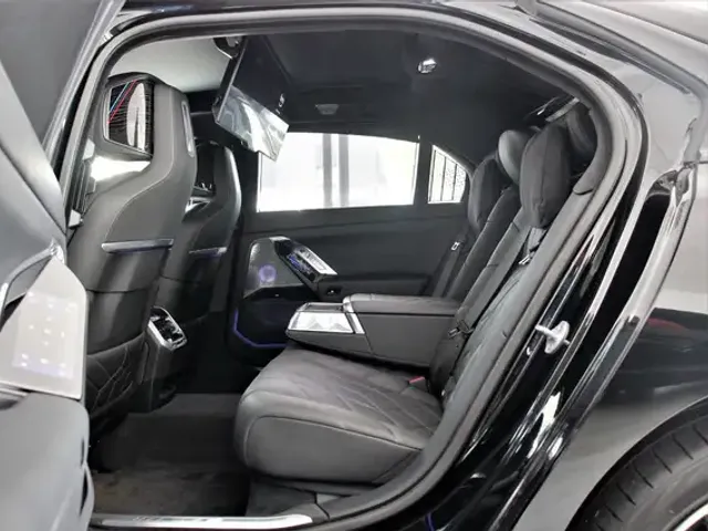 BMW i7