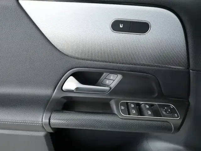 Mercedes-Benz GLB 220