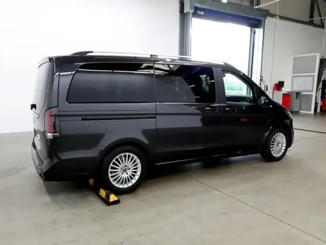 Mercedes-Benz V 220