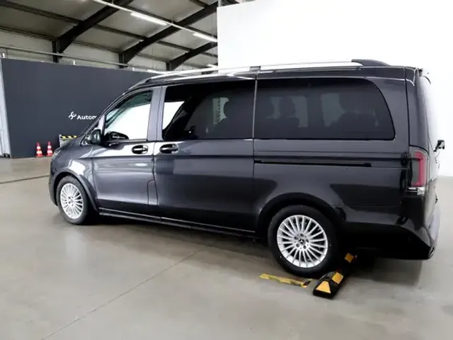 Mercedes-Benz V 220