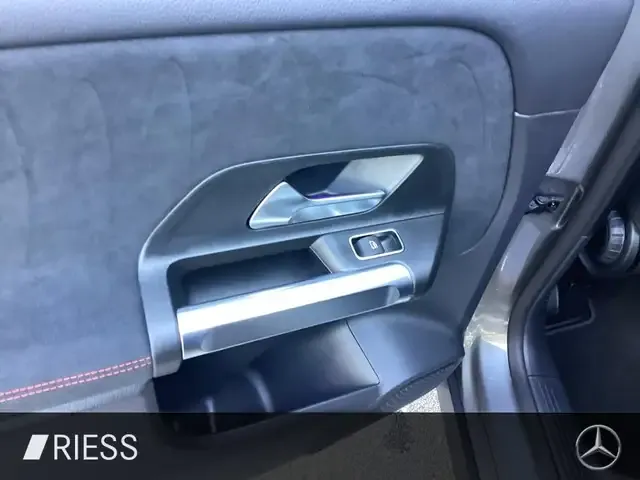 Mercedes-Benz GLB 220