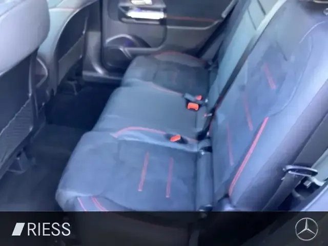 Mercedes-Benz GLB 220