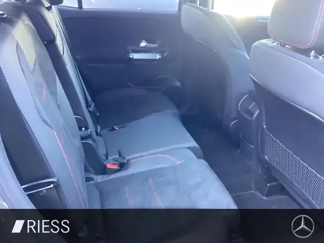 Mercedes-Benz GLB 220