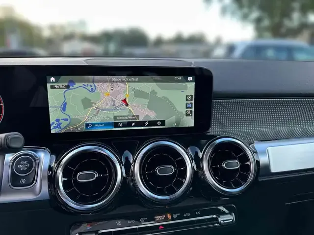 Mercedes-Benz GLB 220