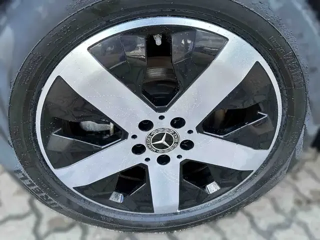 Mercedes-Benz GLB 220