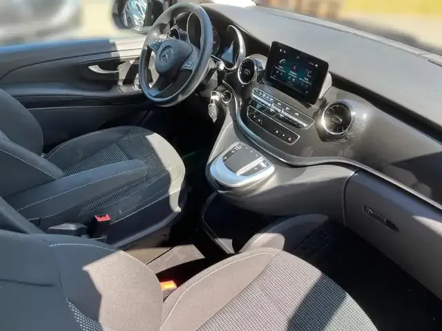 Mercedes-Benz V 220