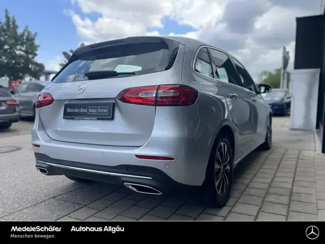 Mercedes-Benz B 180