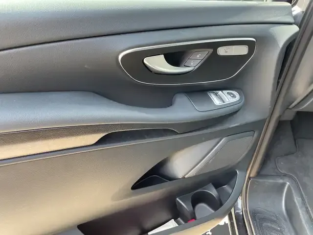 Mercedes-Benz V 220