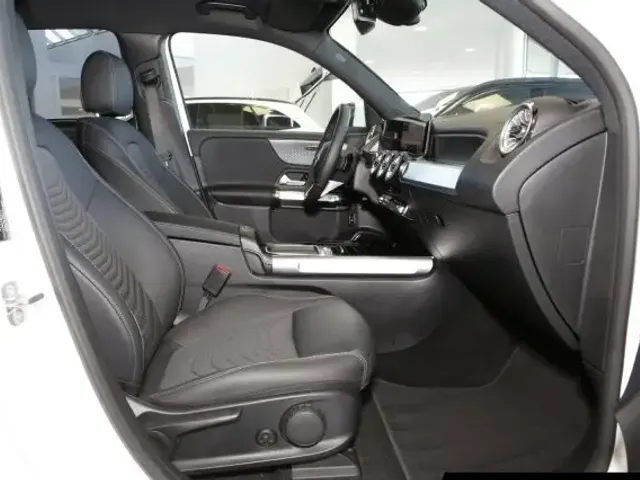 Mercedes-Benz EQB 300