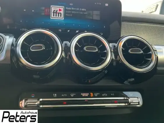 Mercedes-Benz GLB 220