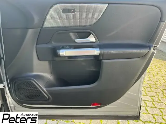 Mercedes-Benz GLB 220