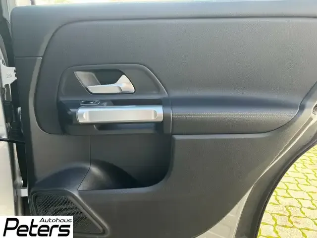 Mercedes-Benz GLB 220