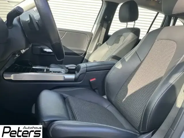 Mercedes-Benz GLB 220