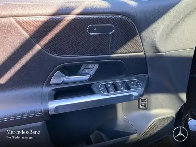 Mercedes-Benz GLB 220