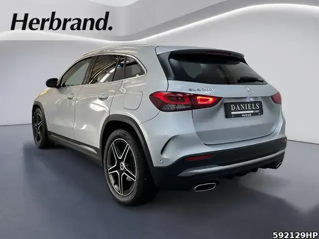 Mercedes-Benz GLA 200
