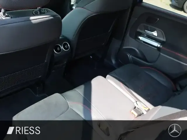 Mercedes-Benz GLB 220