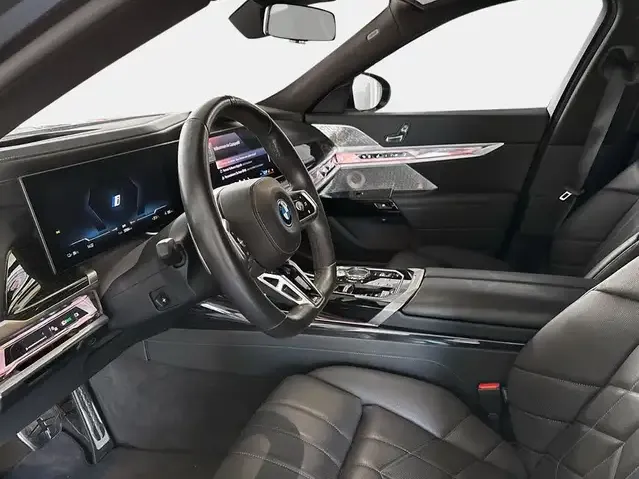 BMW i7