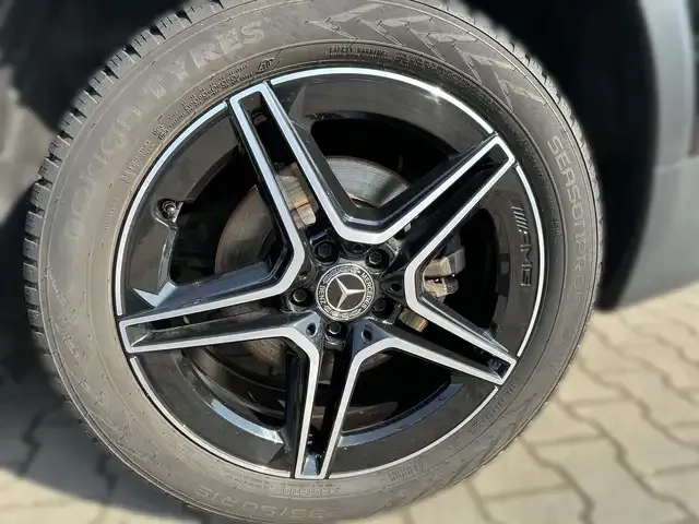 Mercedes-Benz GLB 220