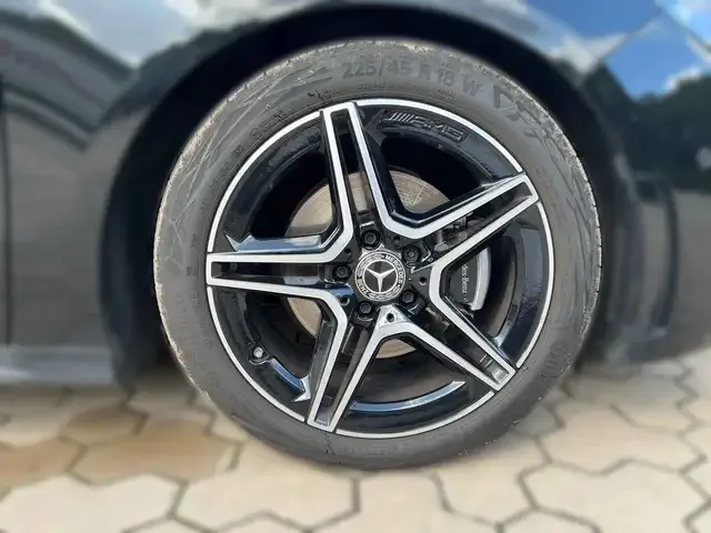 Mercedes-Benz B 180