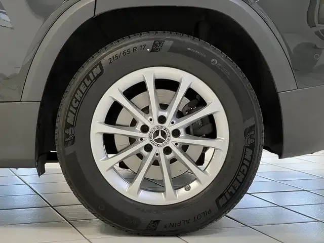 Mercedes-Benz GLB 220