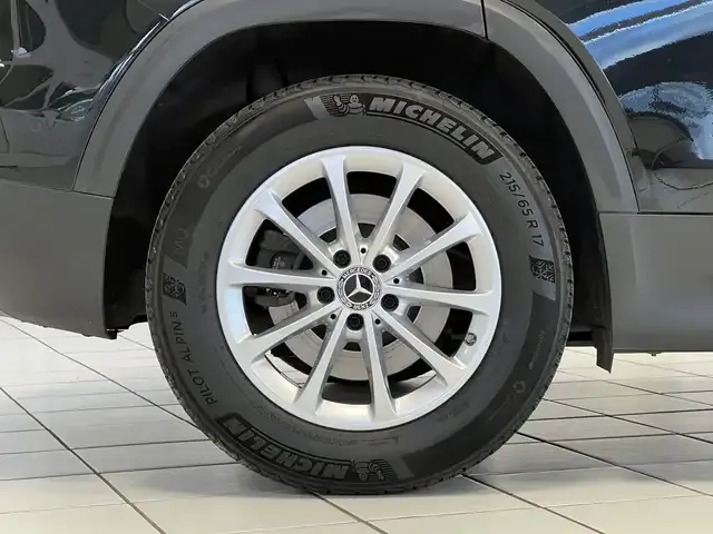 Mercedes-Benz GLB 220