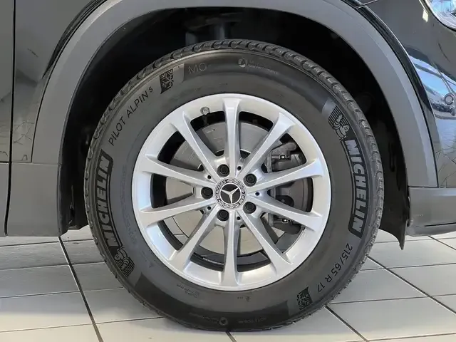 Mercedes-Benz GLB 220