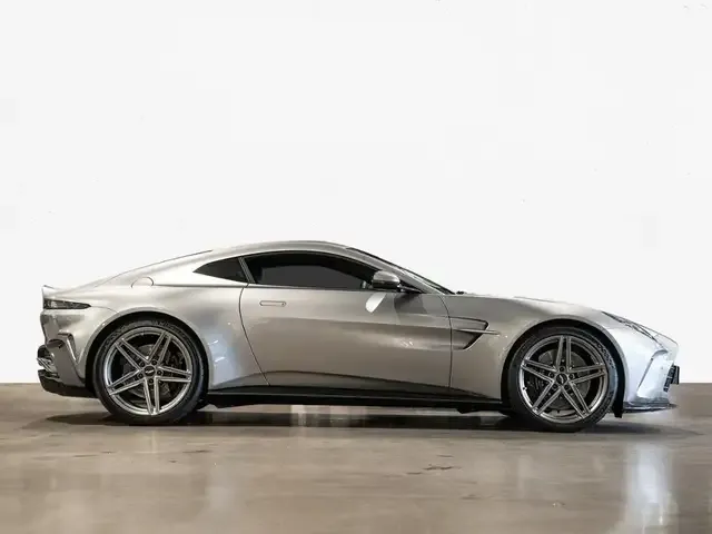 Aston Martin V8