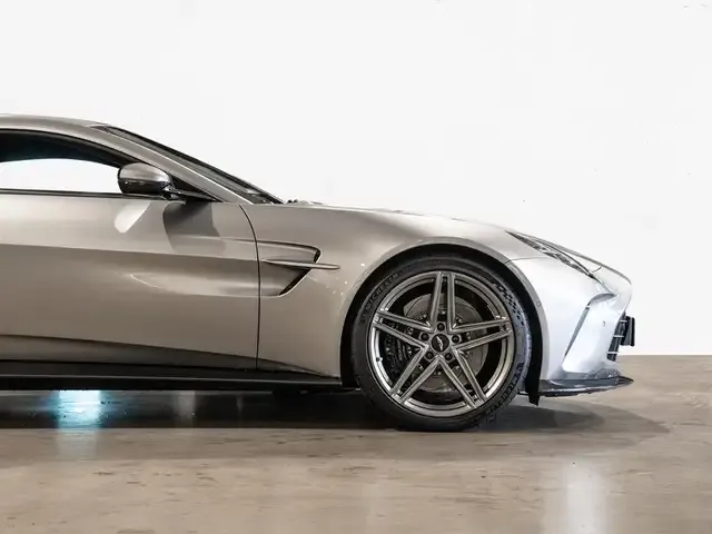 Aston Martin V8