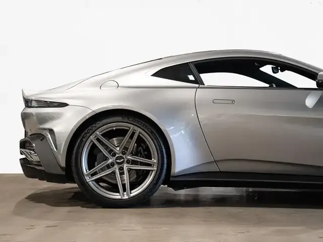 Aston Martin V8
