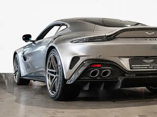 Aston Martin V8