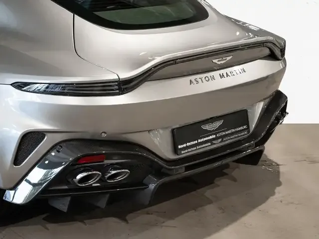 Aston Martin V8