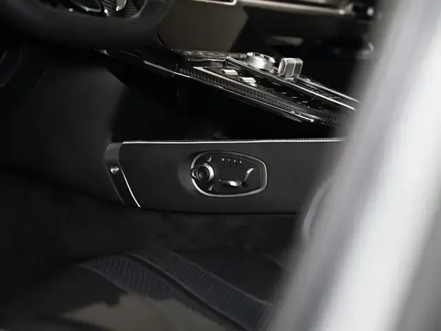 Aston Martin V8