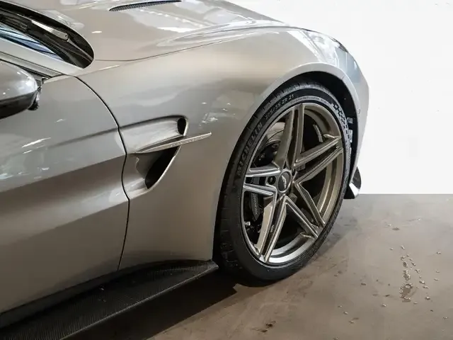 Aston Martin V8