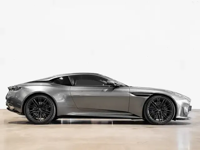 Aston Martin DB12