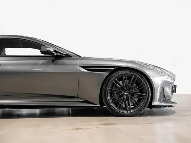 Aston Martin DB12