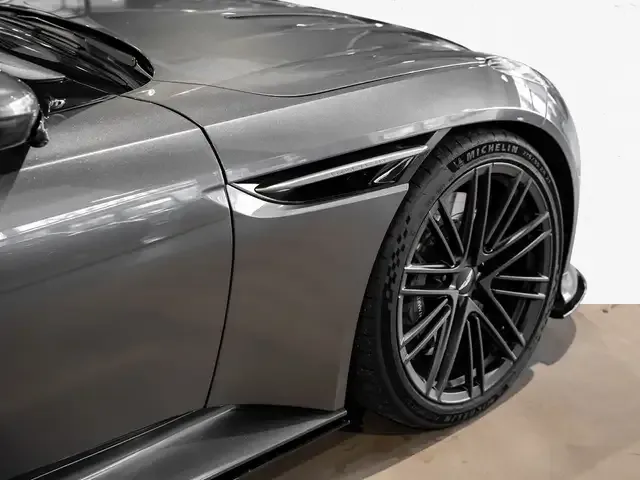 Aston Martin DB12
