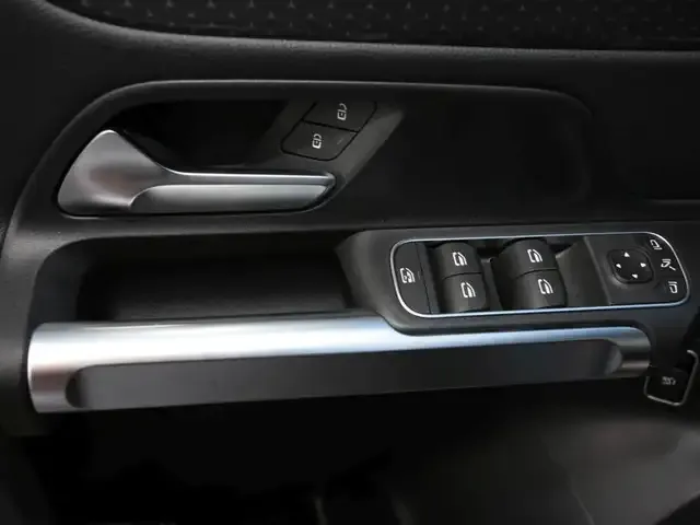 Mercedes-Benz GLB 220