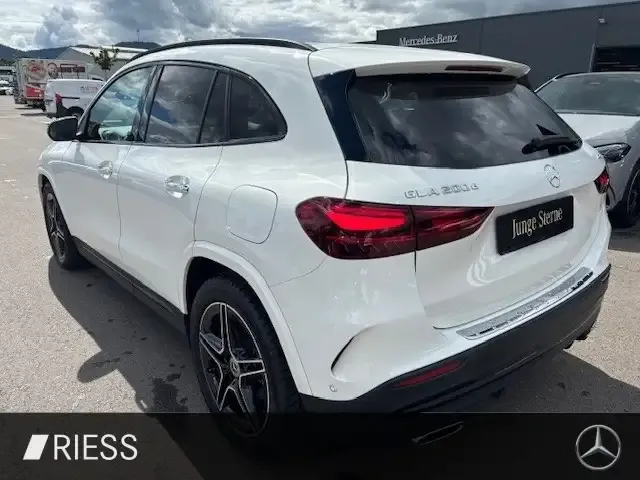 Mercedes-Benz GLA 200