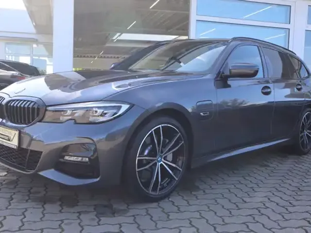 BMW 330