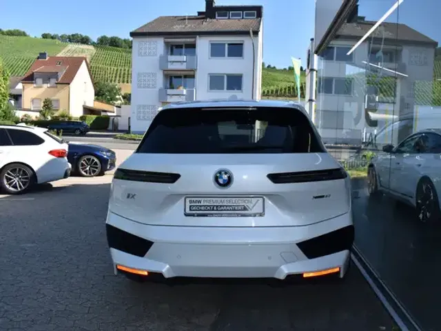 BMW iX
