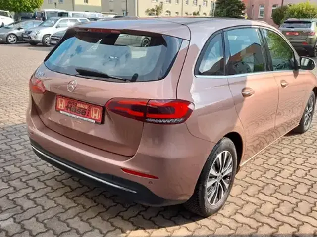 Mercedes-Benz B 180