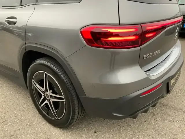 Mercedes-Benz EQB 350