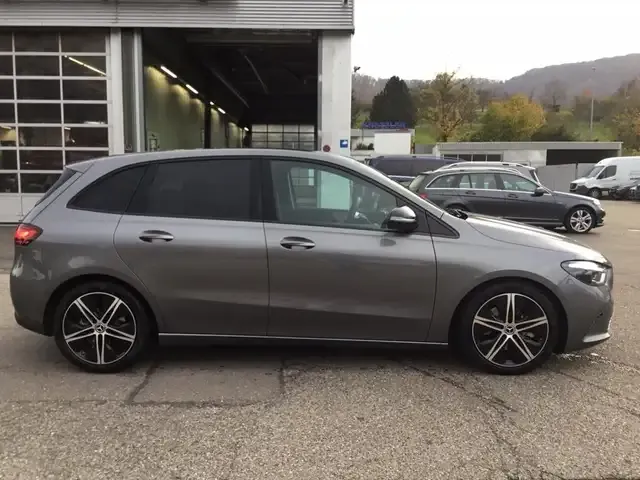 Mercedes-Benz B 220