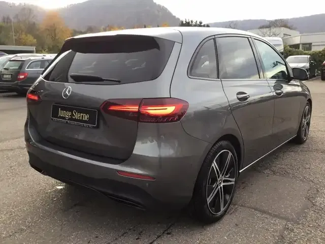 Mercedes-Benz B 220