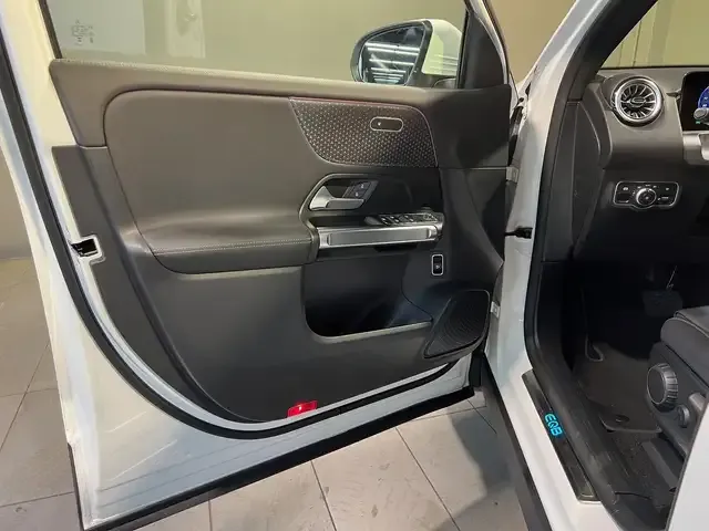 Mercedes-Benz EQB 300