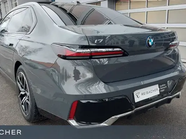 BMW i7