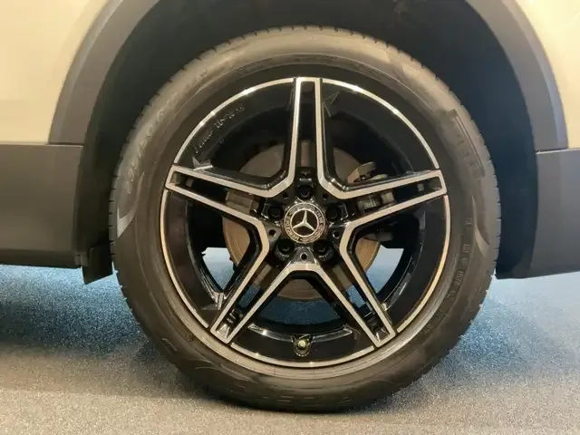 Mercedes-Benz GLB 220